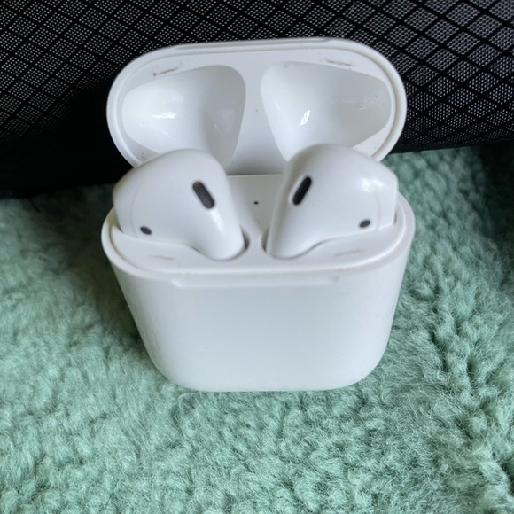 Apple Airpod’s 1st generation - Picture 1 of 8